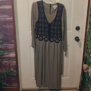 Size 10 Midi Black and Cream Colored Checked Long Sleeve Dress